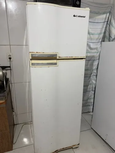 Geladeira disponível.