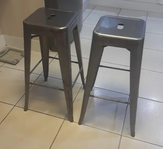 Banquetas metálicas cor grafite para cozinha, bar ou mesa bistrô