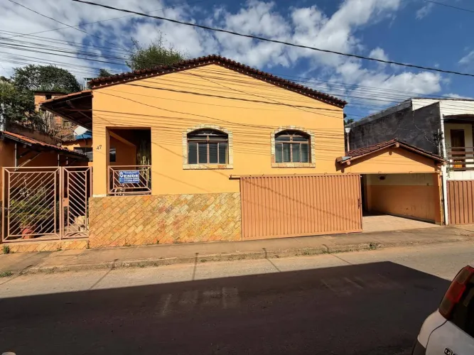? CASA À VENDA NO CENTRO DE SABINÓPOLIS/MG