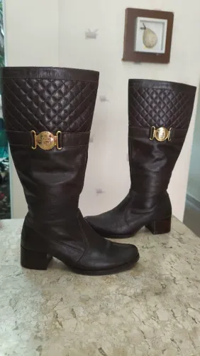 MYA?HAAS BOTA COURO MARROM TAM 35 180,00<br>SALTO 4CM<br>CANO 40CM<br>BOCA 37CM CIRCUNFERÊNCIA 