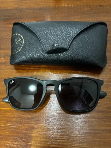 Óculos de Sol Ray-Ban Chris (RB4187L) - Estilo e Proteção