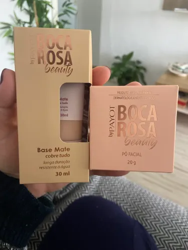 Bases boca rosa e pó compacto entre outros