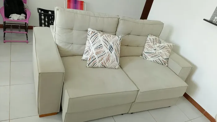 Vendo sofá retrátil na cor bege/off-white, muito confortável e espaçoso.