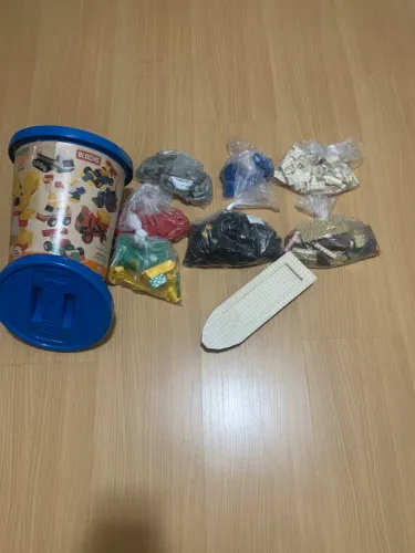 Kit com 590 peças Lego originais  + 1 balde blocks + 1 lancha