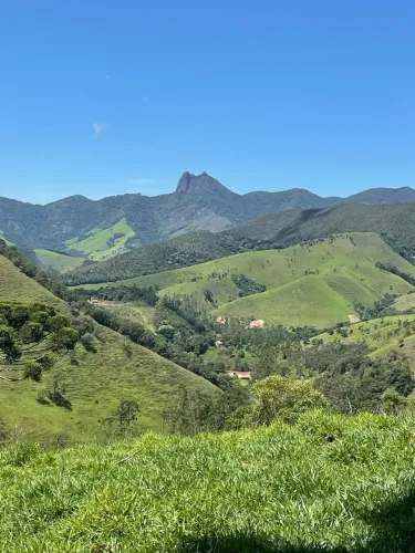 Área rural em meio à natureza com linda vista, nascente de água, próximo ao distrito de Mi