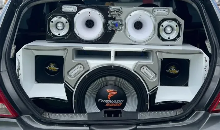 Vendo som automotivo