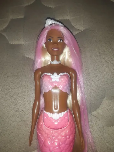 Barbie sereia que muda de cor