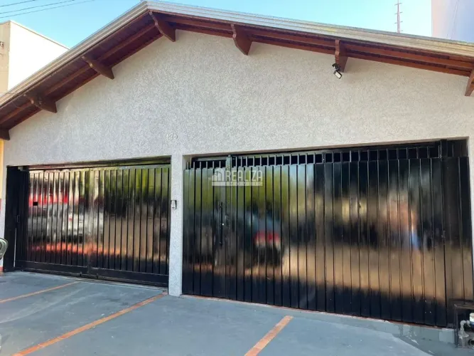 Casa com 3 Quarto(s) e 2 banheiro(s) para Alugar, 10 m² por R$ 1900 / Mês