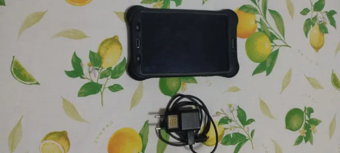 Tablet Samsung Tab A6 com o vidro da tela rachado( pouco rachado, não atrapalha no uso).