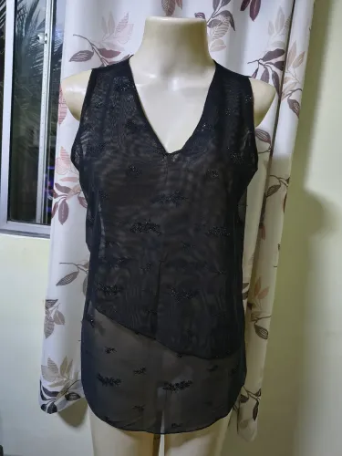 Blusa Feminina Sem Mangas JAE BOLY Preta Com Apliques Brilhosos Em Mousseline Transparente