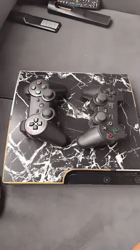 PS3 Slim Desbloqueado HEN + Loja de Jogos + 2 Controles (1 Original Sony)