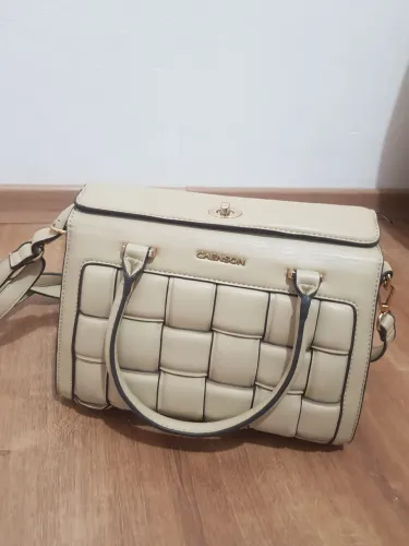 Bolsa de marca bem espaçosa combina com qualquer look