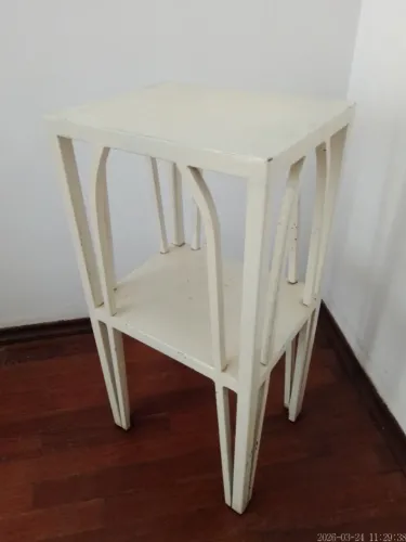 Mesa de canto de ferro maciço