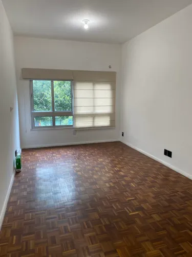 Arpoador, sala e dois quartos, garagem, uma quadra da praia.