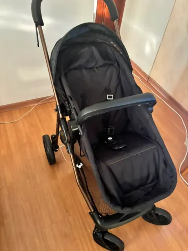 Carrinho de bebê semi novo. Vai com cadeirinha de balanço nova de brinde.