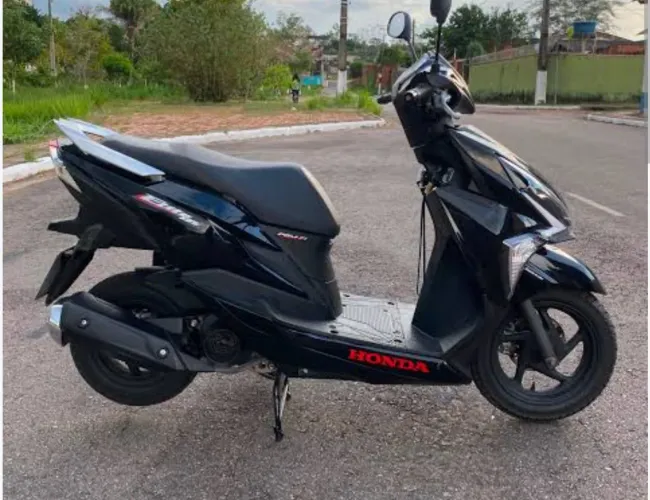 Moto de mulher tem risco na moto