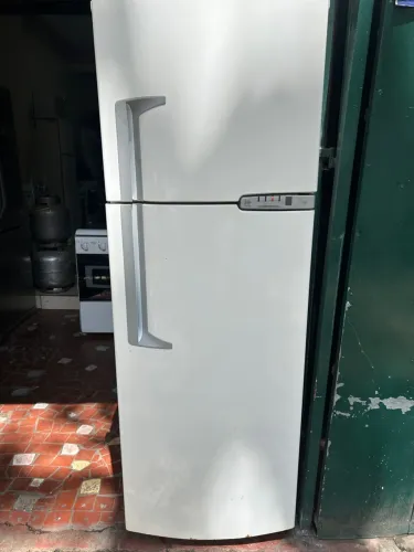 Vende-se geladeira duas portas