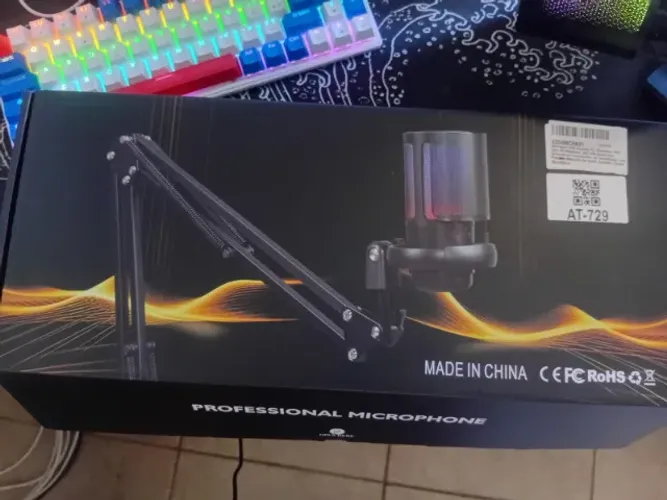 Microfone com braço/tripe gamer RGB