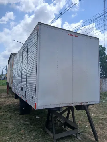 Vendo baú 3/4 5.40 de comprimento 22.000,00