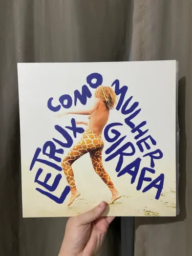Vinil Letrux como mulher girafa