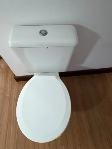 vaso sanitário com tampa e caixa acoplada marca Celite