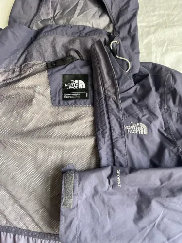 Jaqueta The North Face Original Feminina com Capuz - Impermeável | Cor Cinza/Lilás