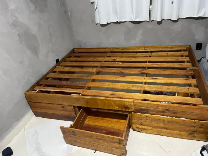Cama de casal e rec feitos de pallet