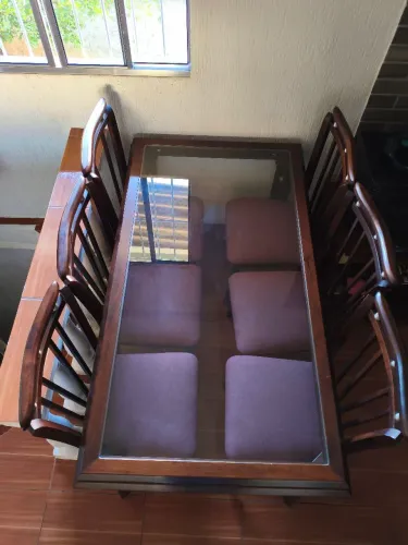 Mesa e cadeiras