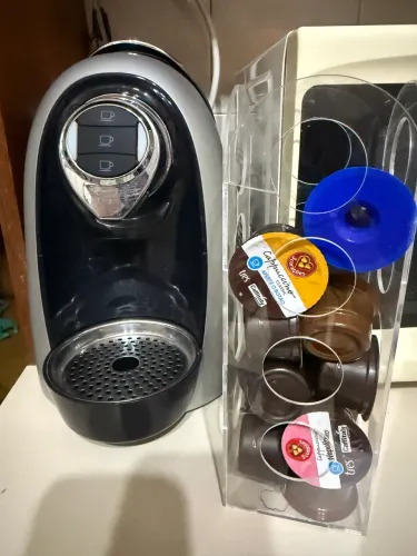 Kit Cantinho do Café: Suporte + Cápsulas + Cafeteira TRES Corações LOV 110V