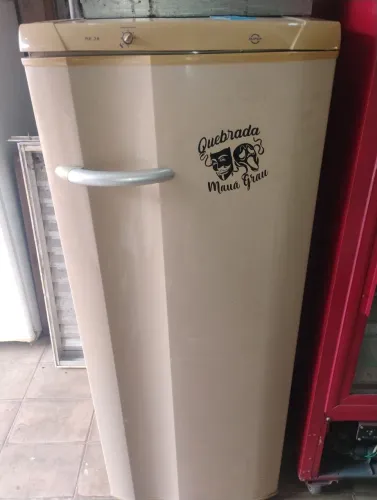 Vende se uma geladeira eletrolux