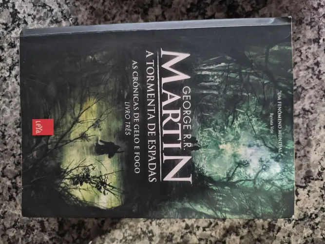 Vende-se livro três de Game Of Thrones.