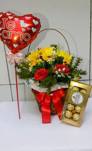 Cesta Buquê de Flores Com Chocolates Balão e Mensagem Romântica