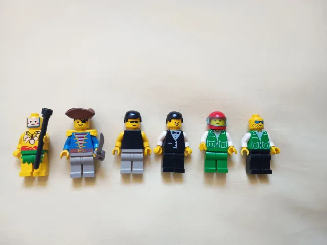 6 bonecos Lego personagens