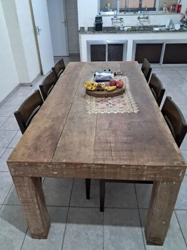 Mesa de madeira maciça com  6 cadeiras!