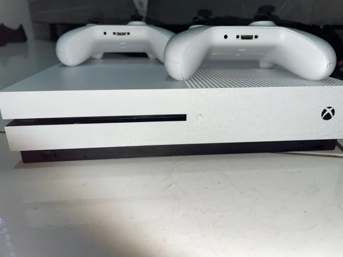 CONSOLE - X BOX ONE S, 1 TB/1 To+ 2 controles- NOVO