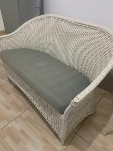 POLTRONA EM FIBRA ( BRETON ACTUAL) + MESA ALTA CANTO