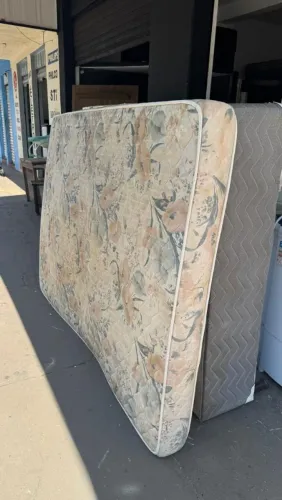 CAMA BASE MAIS COLCHAO DE CASAL CONSERVADO ENTREGO TENHO OUTROS MODELOS E MÓVEIS