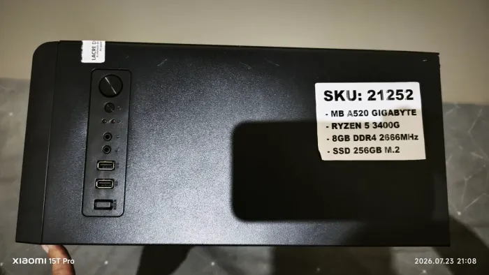 processador AMD Ryzen 5 3400G e 8 GB de memória RAM DDR4. SSD de 256 GB
