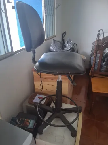 Cadeira de portaria  não  está descendo 