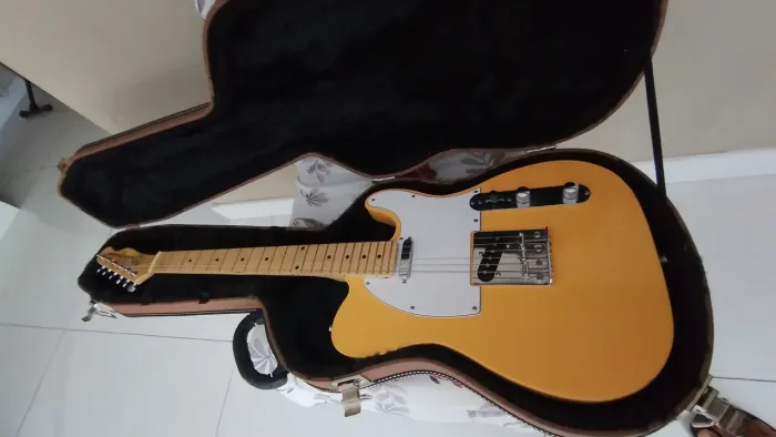 Guitarra Telecaster Squier com logo Fender amarela