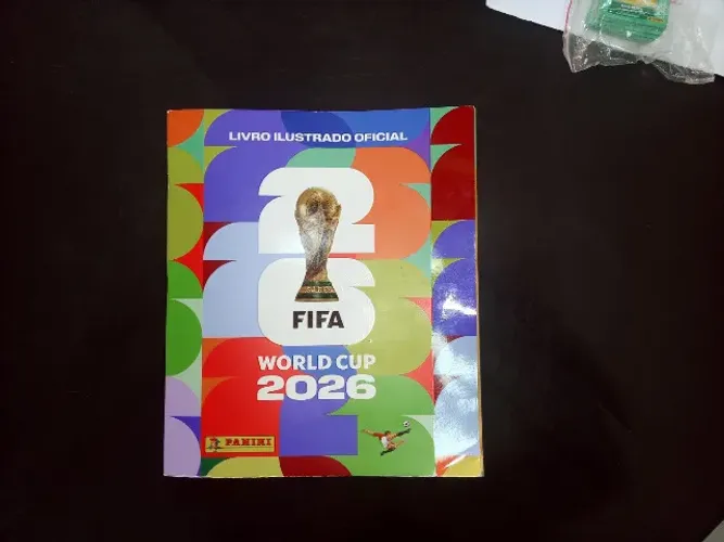 Álbum de figurinhas da Copa 2026 com 430 figurinhas coladas