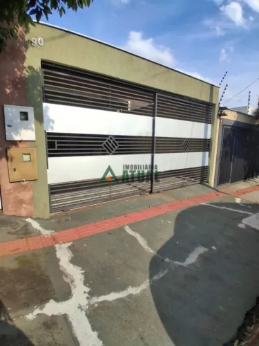 CASA COM 3 QUARTOS SEDNO UMA SUÍTE A VENDA NA REGIÃO LESTE DE LONDRINA.