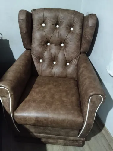 Poltrona de couro , com balanço, extremamente confortável, sem mtos detalhes, conservada