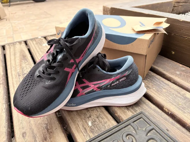 Tênis asics magic speed