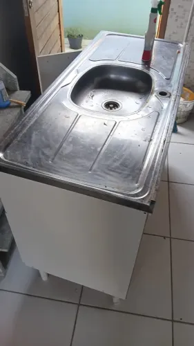 pia de cozinha usada com tampo