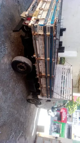 Caminhão Bongo com carroceria