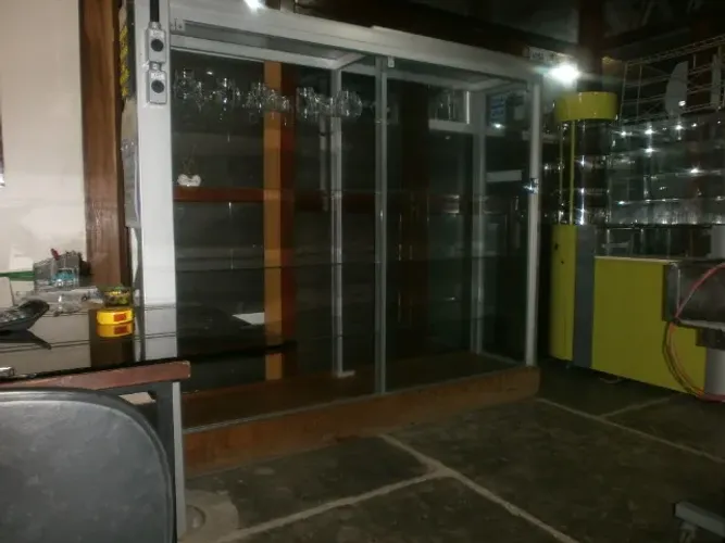 vitrine - para loja de armarinhos - com postas de vidro de correr - med. 2,00x52x1,84mt