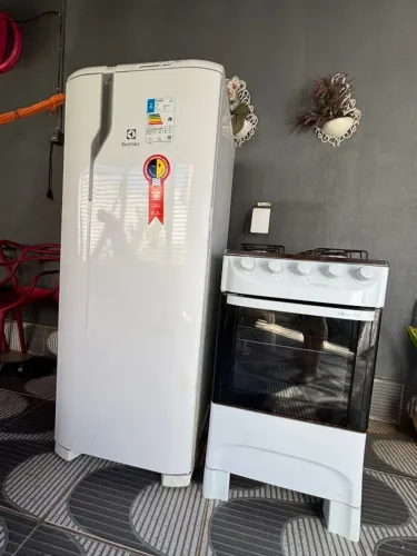 Geladeira Electrolux + Fogão 4 bocas (semi-novos) entrego
