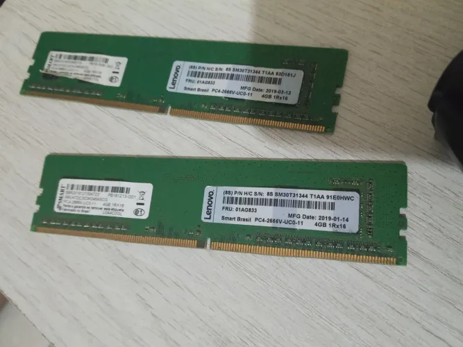 As 2 Memórias Ddr4 de 4 gigas cada uma da Lenovo