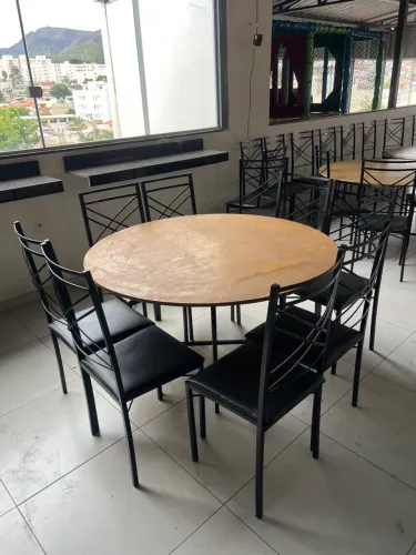 Mesa e cadeiras para salão festas